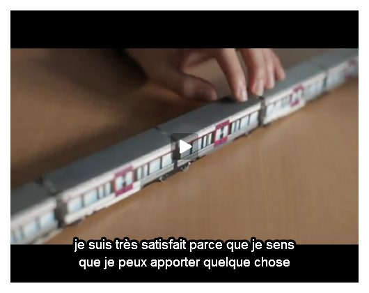 Capture d'un lecteur vidéo, avec les sous-titre en blanc avec un contour noir.